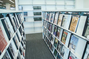 Sistema de estanterías de biblioteca móvil para el Ringling College of Art and Design
