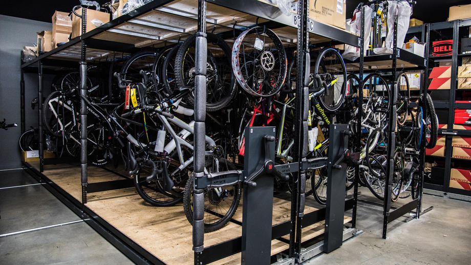 El sistema de portabicicletas móvil de Montel ayudó a Vélomania a almacenar de forma segura las bicicletas y el equipo de sus clientes